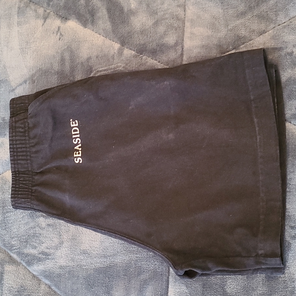 Seaside-imprinted soft navy blue shorts with pockets